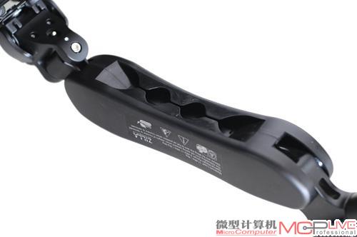 延长臂下方带有隐线盒，能对显示器的信号线和电源线起到收纳作用。