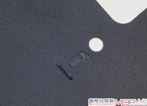 排水孔旁边往往有水滴标志。