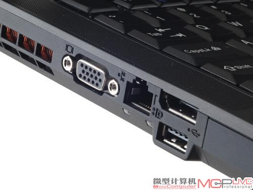 左右两侧的布局相比前代产品有比较明显的变化，右侧后方的接口区看上去排列得较为密集，但我们实地测试后，实际上这个设计很巧妙，并不会出现不同接口的彼此冲突。