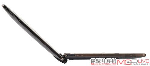 从另一个角度来看ATRIX组合状态下的侧面，薄只是其中的一个观感，屏幕背后的ATRIX手机，却也另有一番令人感到新鲜的趣味。EeePad侧面看起来也比较薄，转轴部分被屏幕撑起来，让C面形成一定的倾斜，操作键盘将更加舒适。