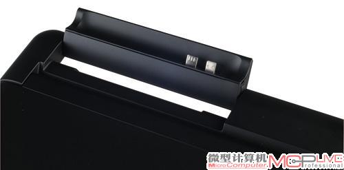 ATRIX PC坞站的接口很简单，就是将隐藏在转轴的基座翻转起来，然后将ATRIX侧面两个接口对准插入即可。但是没有锁定机构，让ATRIX较为容易在携带过程中滑落，需要注意。EeePad的键盘底座连接处就要复杂很多了，不仅有多个接口，两侧还有固定条，并且还有锁止机构，可以防止平板从底座中掉落。