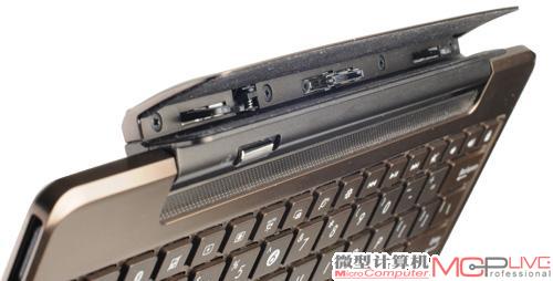 ATRIX PC坞站的接口很简单，就是将隐藏在转轴的基座翻转起来，然后将ATRIX侧面两个接口对准插入即可。但是没有锁定机构，让ATRIX较为容易在携带过程中滑落，需要注意。EeePad的键盘底座连接处就要复杂很多了，不仅有多个接口，两侧还有固定条，并且还有锁止机构，可以防止平板从底座中掉落。