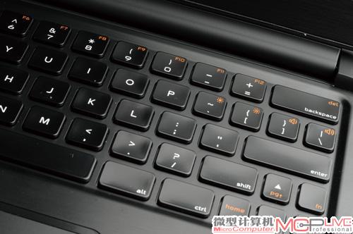 ATRIX组合的键帽并不是正方形，还是宽度14mm，高度12mm的长方形，这让上下键距发生了一些变化，需要适应。不过ATRIX组合的键帽看起来很有质感，触感也很棒，这让人难忘。EeePad组合的键盘与EeePC类似，具有不错的手感和接近全尺寸的规格，很好用。