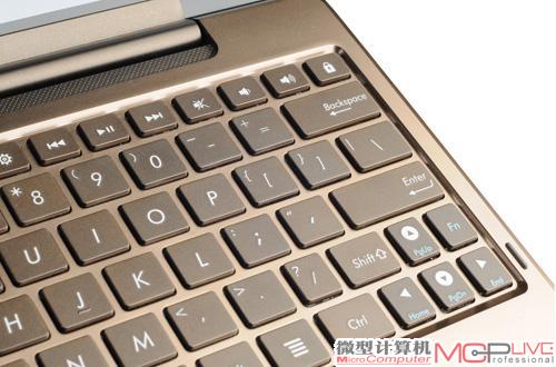 ATRIX组合的键帽并不是正方形，还是宽度14mm，高度12mm的长方形，这让上下键距发生了一些变化，需要适应。不过ATRIX组合的键帽看起来很有质感，触感也很棒，这让人难忘。EeePad组合的键盘与EeePC类似，具有不错的手感和接近全尺寸的规格，很好用。