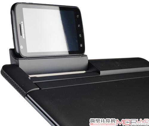 ATRIX与PC坞站的安装与分解都十分的方便，直接插拔就可以了。EeePad要稍微复杂一点儿，它多了一个锁止机构，安装时需要独立锁止按钮到位，分解时则需要拨动位于转轴上的锁止按钮。