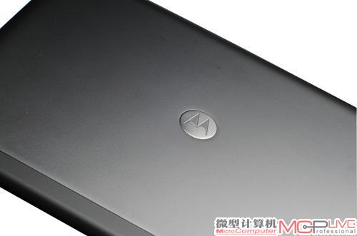 ATRIX PC坞站与EeePad平板，在外观设计上是完全不同的风格。PC坞站的A面采用了冷峻的亚光金属材质，很有质感；而EeePad的背部，则是布满时尚花纹的工程塑料材质，更为轻巧。孰优孰劣，很难说清。