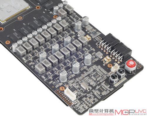Matrix 580采用16相核心供电设计、3相显存供电设计