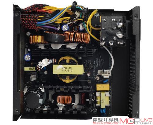 先马黑魅550电源采用主动PFC+双管正激拓扑的结构，主电容为台系Teapo 330μF(450V/85℃)，并采用12cm台系悦伦静音风扇。