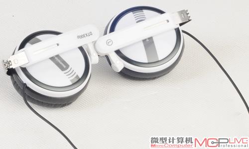 耳机完全折叠之后，携带方便。