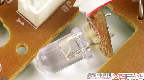 光学鼠标的内部都拥有发光二极管
