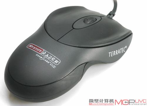 扁平化造型可以让玩家的手指完全伸直，但依旧无法如符合人体工学设计的产品那样舒适。
