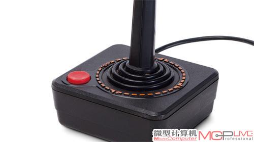 原始的游戏手柄和方向摇杆差别甚微，图为雅达利游戏摇杆手柄。