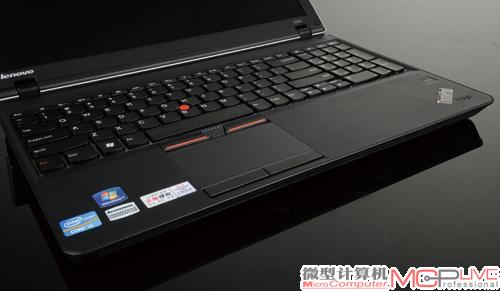 由于数字键盘区的加入，主键盘略向左移，触摸板和指点杆也随着主键盘位置的变化发生了变化。