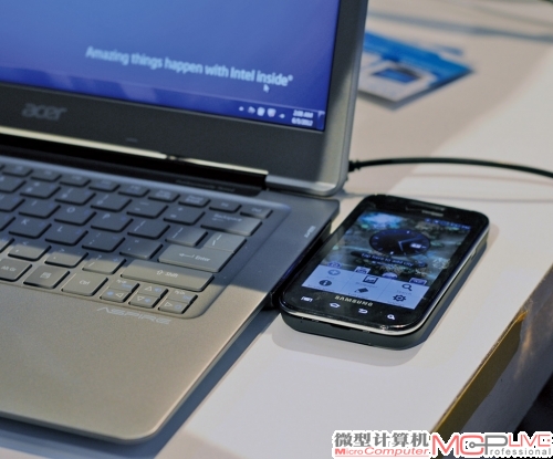这是利用超极本给手机无线充电的技术，不过手机的后盖是特制的，要想实现这么方便的充电，你得先买个特制的后盖。
