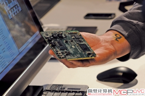 英特尔在ComputeX上展示了一个小巧的PCB模块，这个模块包括了处理器、主板芯片以及内存插槽，基本上就是一台电脑的性能核心。这个模块大的作用，就是让一体电脑可以升级，从而解除了台式电脑从一体电脑道路上突围时大的一个障碍。