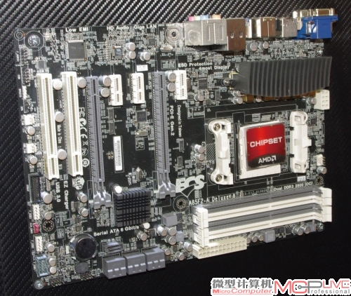 此外，支持下一代APU即Trinity的A85X主板一A85F2-A Deluxe也首次登台亮相。这款主板除了支持64GB内存，拥有8个SATA 6Gb/s接口外，还通过配备齐全的视频输出接口(VGA+DVI+HDMI+DisplayPort），拥有四屏显示的能力，较普通只支持三屏显示的A85X主板更胜一筹。